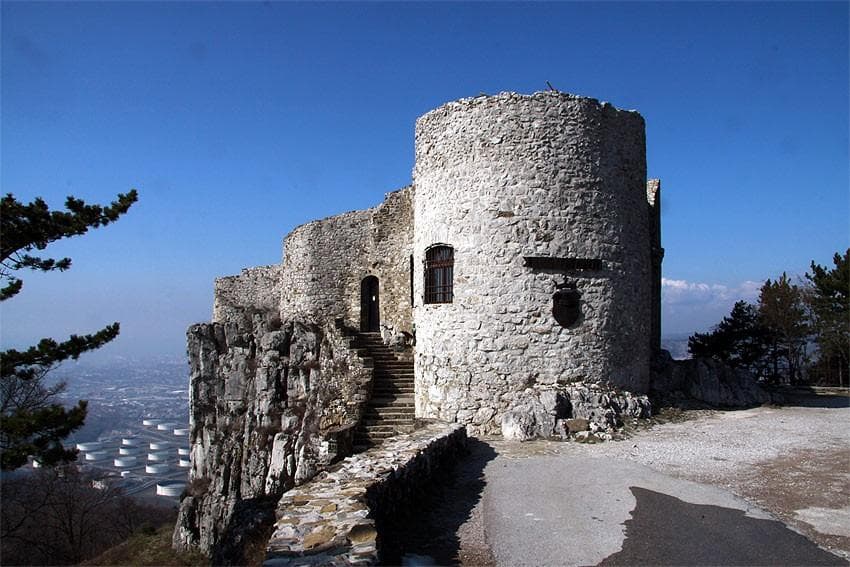 OKREPČEVALNICA GRAD SOCERB, ČRNI KAL