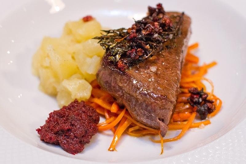 HLADNE PREDJEDI, VRHUNSKI KRAŠKI PRŠUT, PRIZNANA VINA, GLAVNE JEDI - OKREPČEVALNICA RUJ, DUTOVLJE