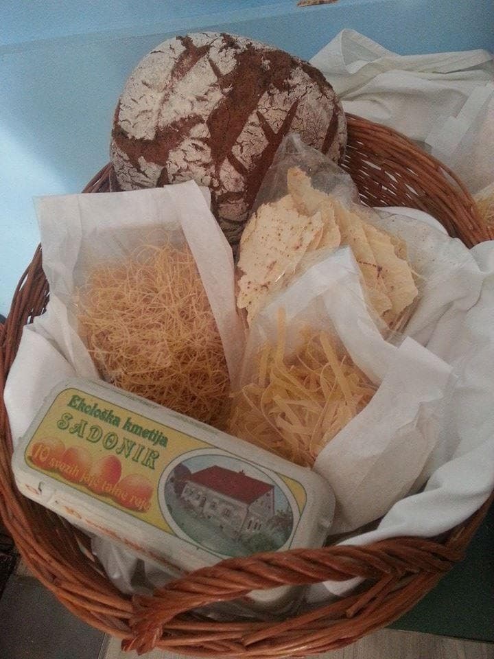 DOMAČI KEKSI | DOMAČI OREHI | EKOLOŠKI JABOLČNI SOK