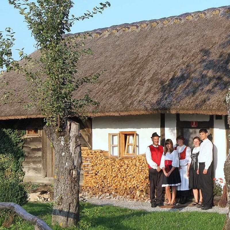 MATJAŽEVA DOMAČIJA, OTOČEC
