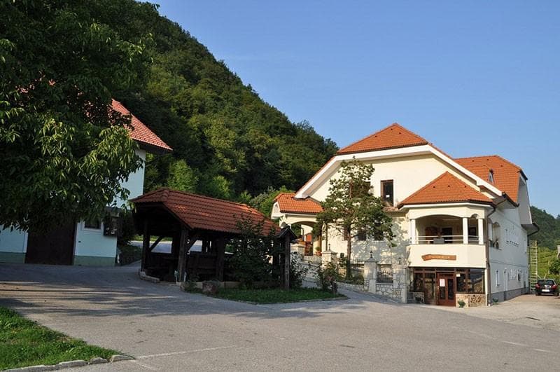 TURISTIČNA KMETIJA GROBELNIK, ZABUKOVJE