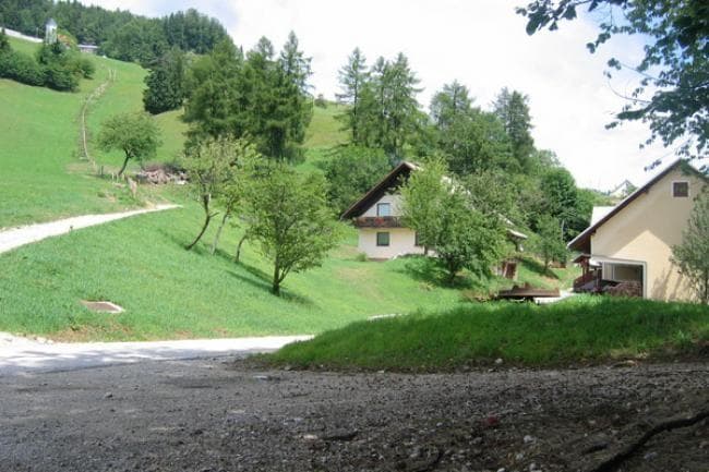 DOMAČE DOBROTE, UREJENA PRENOČIŠČA, PROSTOR ZA ZAKLJUČENE DRUŽBE - TURISTIČNA KMETIJA PR DOVAR, CERK