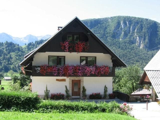 APARTMAJI IN ZASEBNE SOBE MARIJA ROZMAN, SREDNJA VAS V BOHINJU