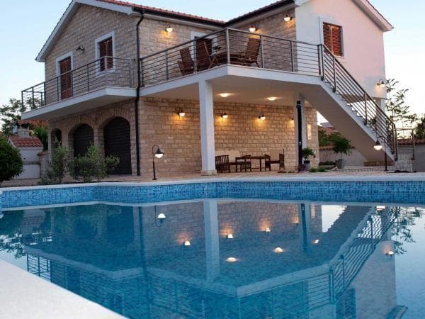 VILA PIŠĆINA, ŠOLTA