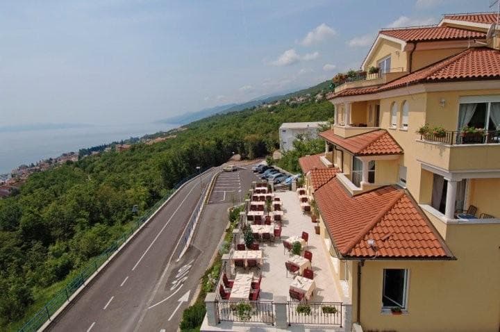 HOTEL VILLA KAPETANOVIC IN RESTAVRACIJA LAURUS, OPATIJA