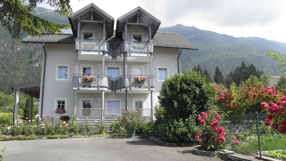 NOČITVE Z ZAJTRKOM IN APARTMAJI KRAKER, HERMAGOR
