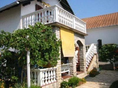 APARTMAJI VERONIKA, VRSI