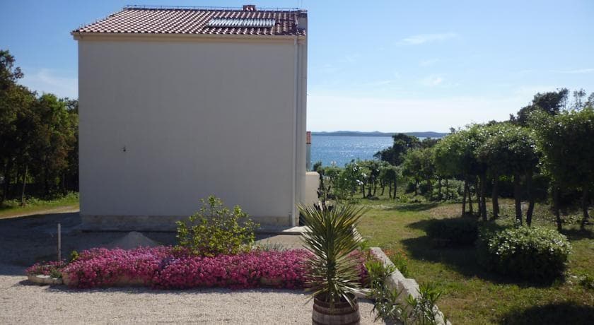 APARTMAJI LAURA, PETRČANE