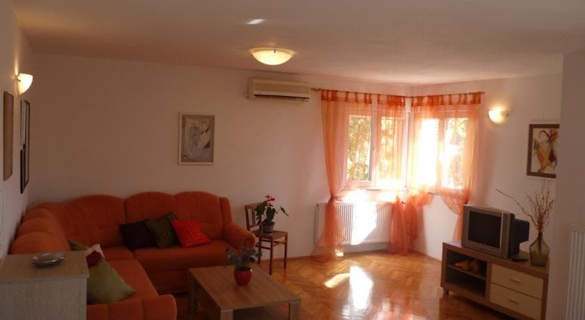 APARTMAJI LAURA, PETRČANE