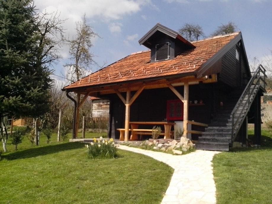 DRVENA KUĆA JARKI, STUBIČKE TOPLICE