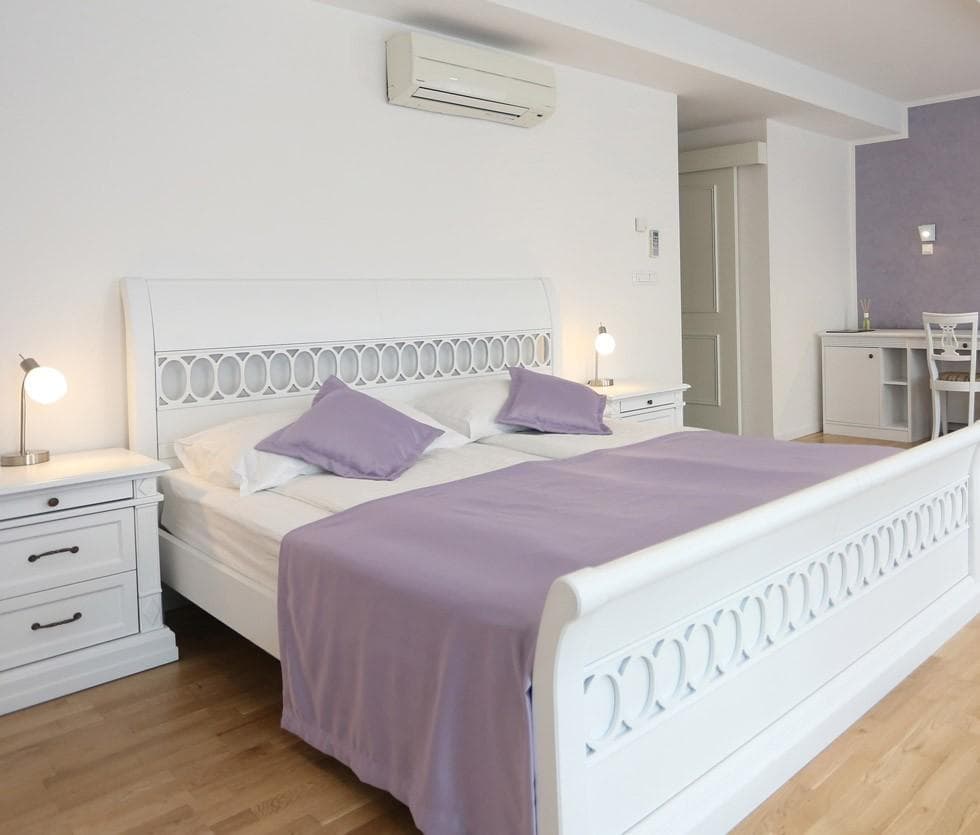 BUFFET BREAKFAST, WI-FI CONNECTIVITY, CONFERENCE FACILITIES, UNIQUELY DESIGNED ROOMS - GALLERIA HOTE