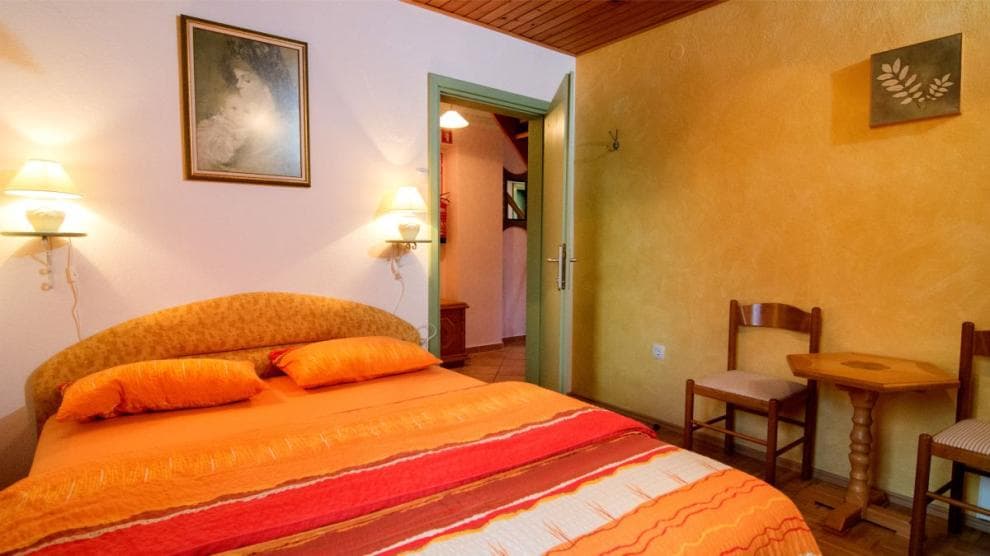 APARTMA, SOBE Z ZAJTRKOM IGRE V NARAVI, LUKČEVA DOMAČIJA, KOSTEL