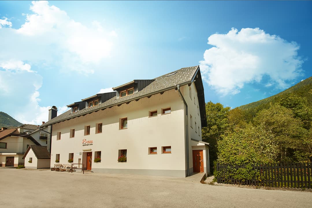 APARTMAJI IN SOBE TINA KRANJSKA GORA cover
