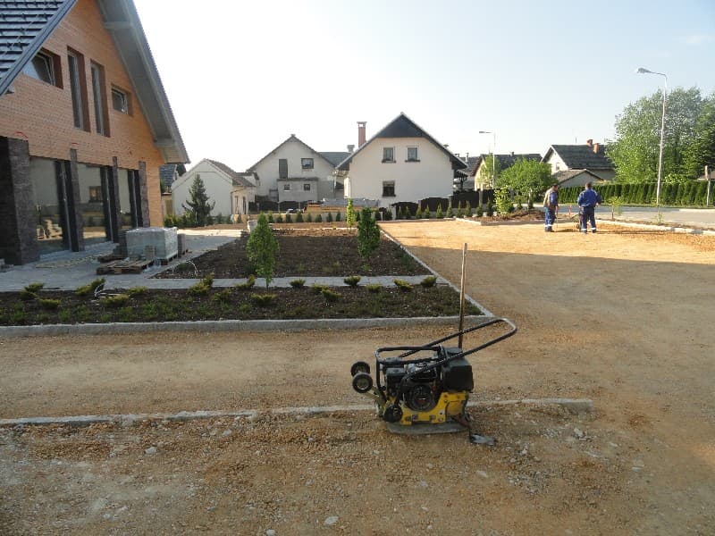 TLAKOVANJE DVORIŠČ UREJANJE OKOLICE