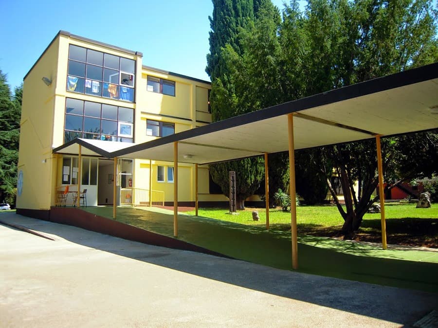 BUNGALOVI NOVIGRAD HOSTEL APARTMAJI PINESTA NOVIGRAD HRVAŠKA