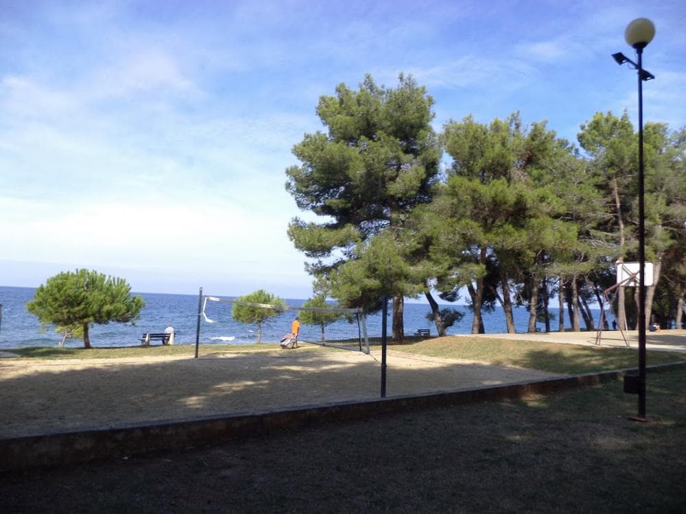 BUNGALOVI NOVIGRAD HOSTEL APARTMAJI PINESTA NOVIGRAD HRVAŠKA