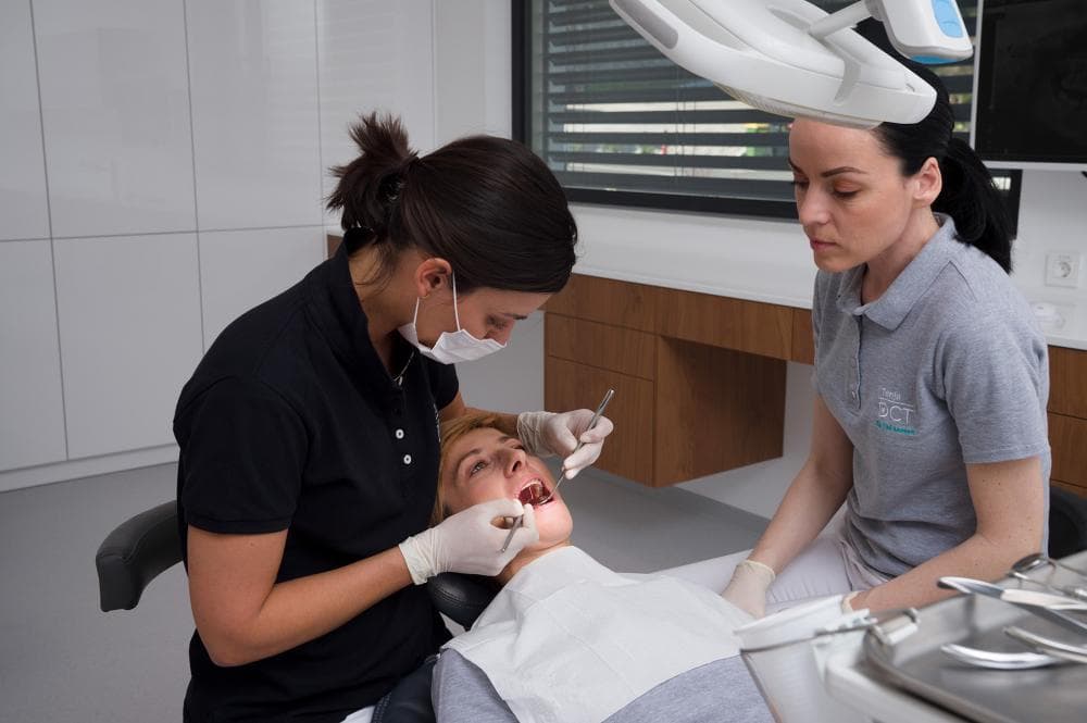 UGODNI IMPLANTATI, ALL-ON-4, INVISALIGN, ORTODONTIJA cover