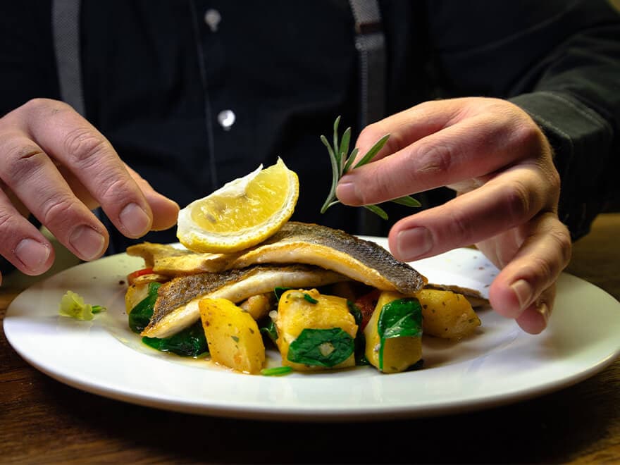 RESTAVRACIJA, DOMAČE VINO IN PIVO, STEAK, PIZZE, OŠTERIJA ŽOGICA, SOLKAN