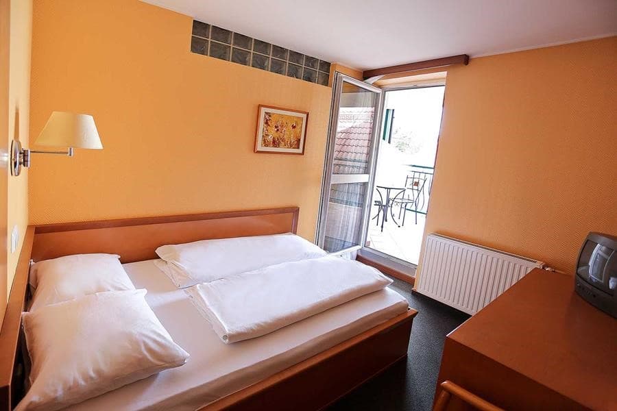 GOSTILNA IN MOTEL, SOBE Z ZAJTRKOM, SAVNE, MASAŽA, DOMAČA MARMELADA, PRI LEŠNIKU, MARIBOR
