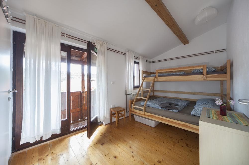 HOSTEL XAXID, ČRNI KAL cover