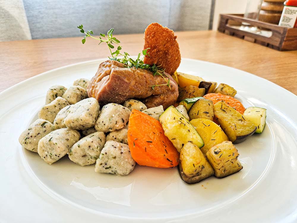HOTEL, RESTAVRACIJA IN PIZZERIJA ŠPICA, LAŠKO
