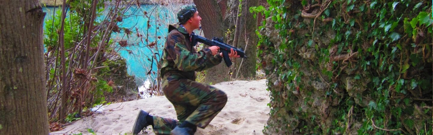 ADRENALINSKI PUSTOLOVSKI PARK PRI SOLKANSKEM MOSTU ZA OTROKE IN ODRASLE KJER TEČE  SOČA