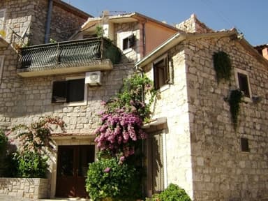 POČITNIŠKA HIŠA SVIRČE, HVAR