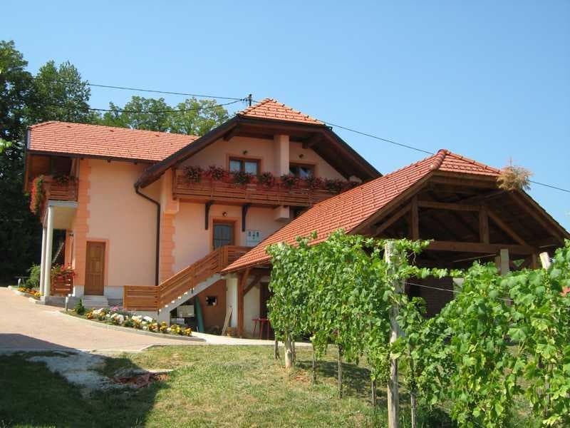 PRENOČIŠČA, SOBE, NASTANITVE, APARTMA, DOMAČIJA ČRNIČ, METLIKA