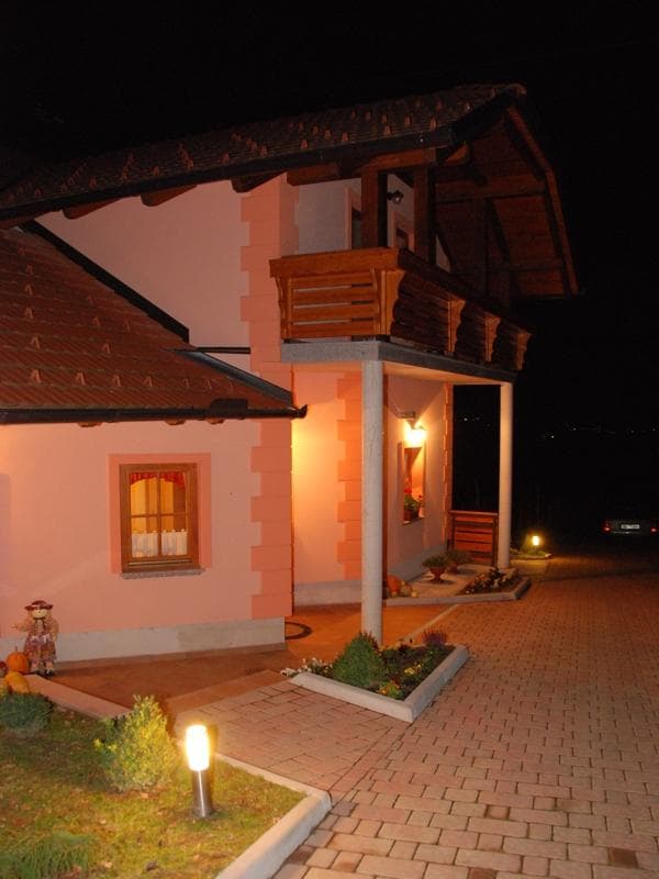 PRENOČIŠČA, SOBE, NASTANITVE, APARTMA, DOMAČIJA ČRNIČ, METLIKA