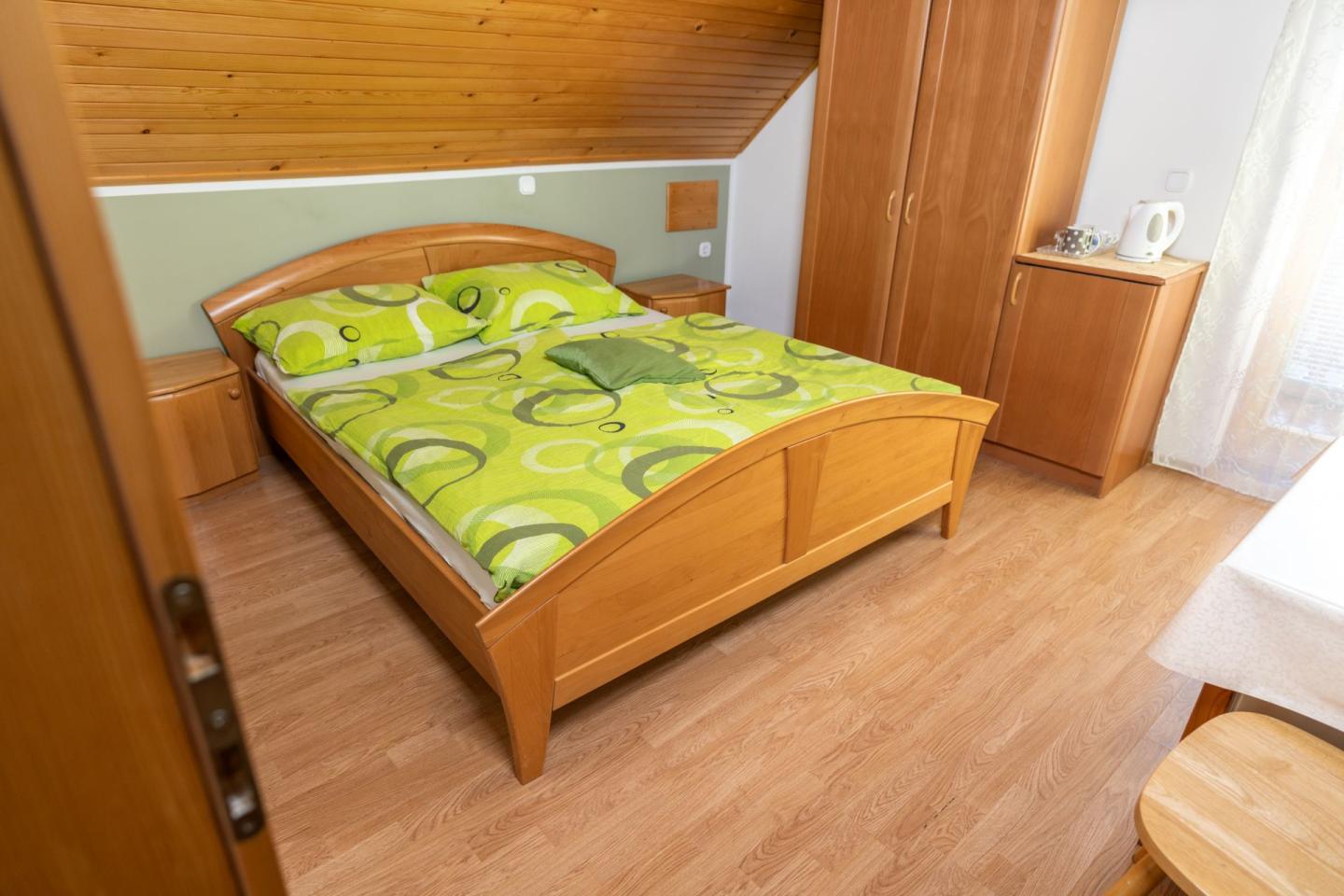 Soba z zakonsko posteljo in balkonom