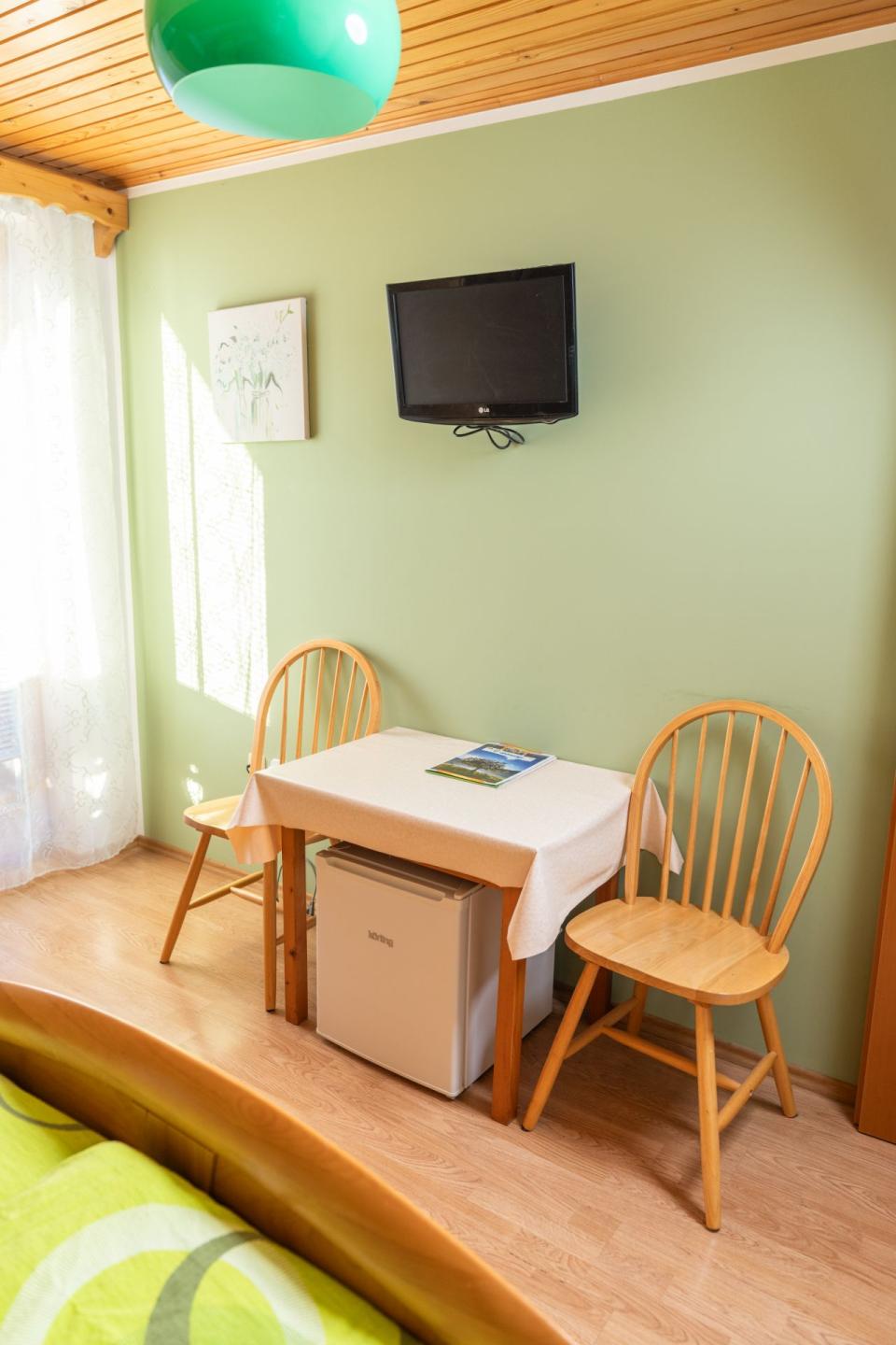 Soba z zakonsko posteljo in balkonom