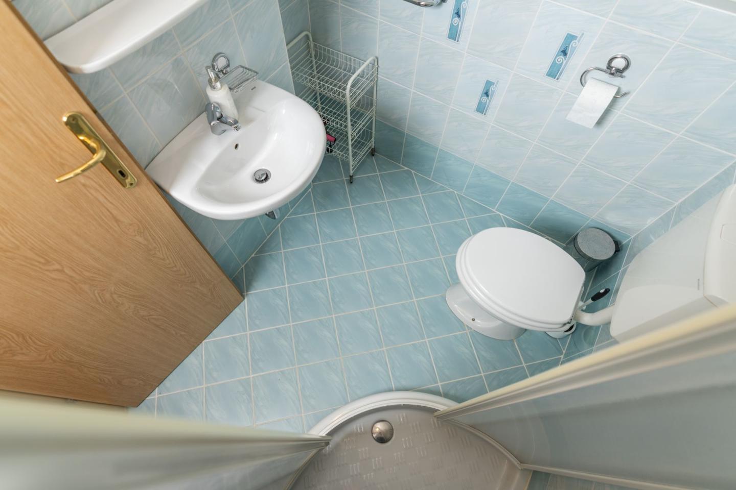 Soba z zakonsko posteljo in balkonom