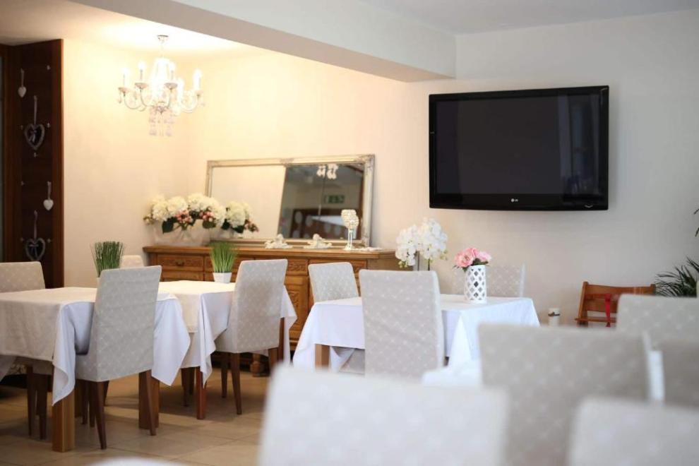 Nočitve, sobe z zajtrkom, apartmaji, zasebna spa razvajanja, termalno kopanje, vila aina, laško