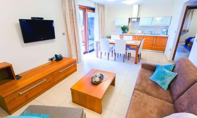 Nočitve, sobe z zajtrkom, apartmaji, zasebna spa razvajanja, termalno kopanje, vila aina, laško