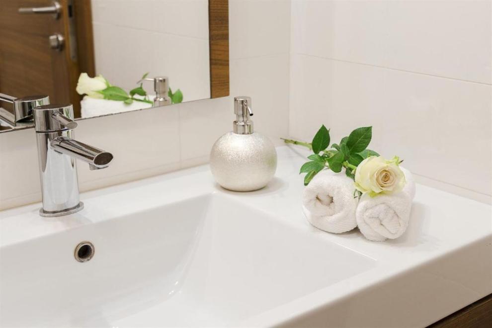 Nočitve, sobe z zajtrkom, apartmaji, zasebna spa razvajanja, termalno kopanje, vila aina, laško