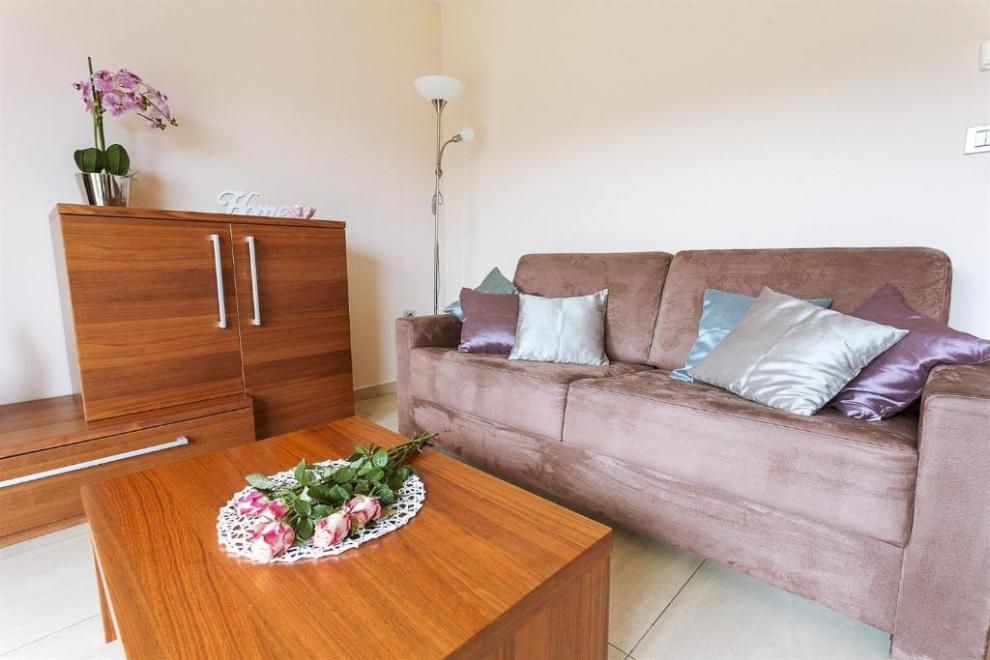 Nočitve, sobe z zajtrkom, apartmaji, zasebna spa razvajanja, termalno kopanje, vila aina, laško