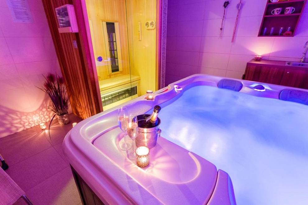 Nočitve, sobe z zajtrkom, apartmaji, zasebna spa razvajanja, termalno kopanje, vila aina, laško