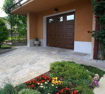 Sekcijska dvižna avtomatska vrata, Vipava