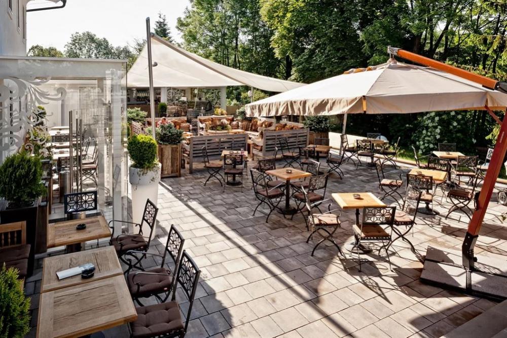 Kavarna bed, dvor tacen, Ljubljana