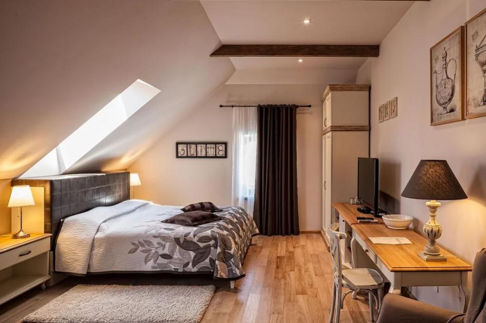Kavarna bed, dvor tacen, Ljubljana