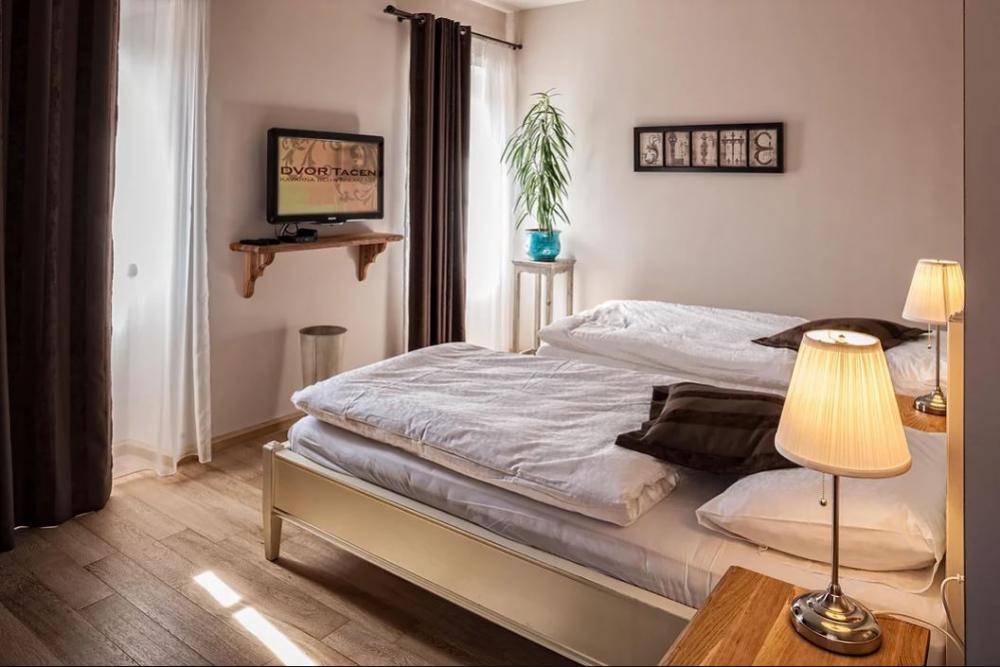Kavarna bed, dvor tacen, Ljubljana