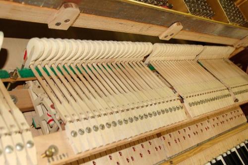 STROKOVNO UGLAŠEVANJE, POPRAVILO KLAVIRJEV IN VZDRŽEVANJE PIANIN ZA POPOLN ZVOK