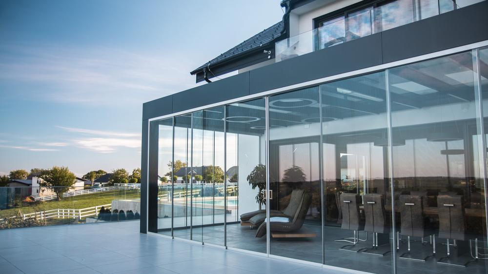 TUŠ KABINE PO MERI, DRSNA STEKLENA VRATA, NADSTREŠKI, STEKLENE STOPNICE, PESKANO STEKLO