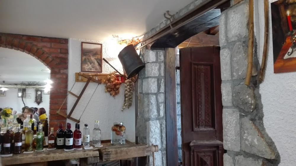 Izletniška kmetija in osmica pri krčarju tipične kraške jedi