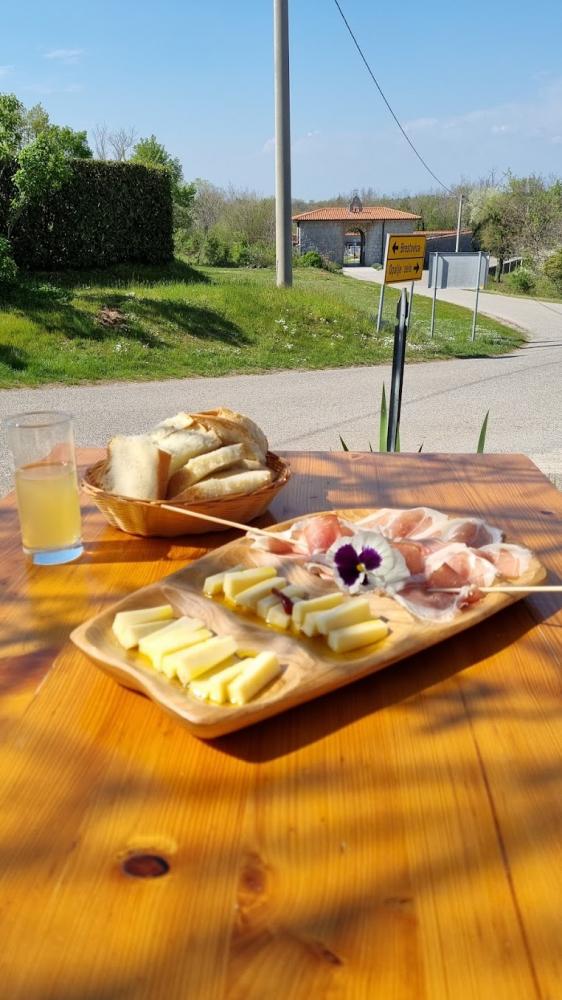 Izletniška kmetija in osmica pri krčarju tipične kraške jedi
