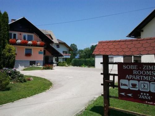 SOBE BLIZU LETALIŠČA LJUBLJANA BRNIK IN SMUČIŠČA KRVAVEC  CERKLJE