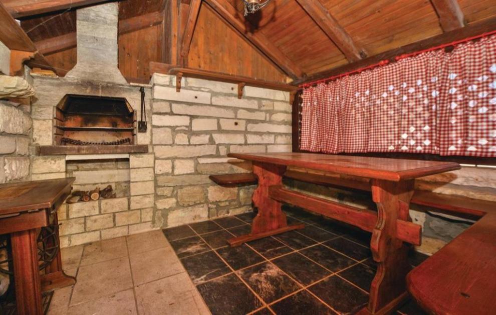 Turistična kmetija, klet klobas, Sečovje
