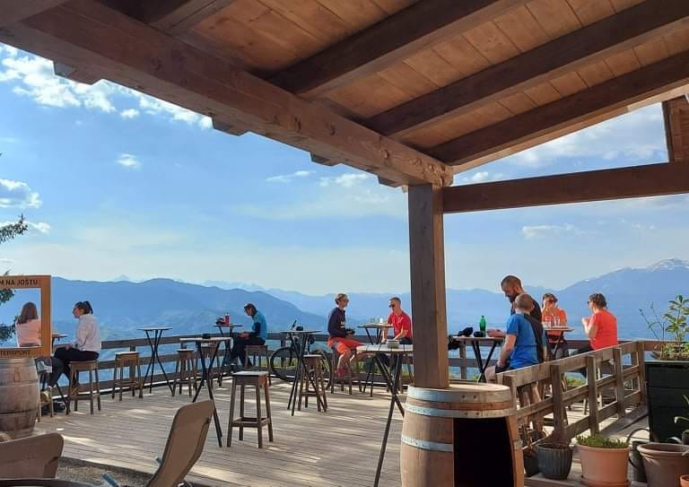 Dom na Joštu, hrana za razgledam
