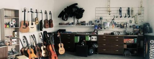 TRGOVINA Z GLASBILI KRANJ