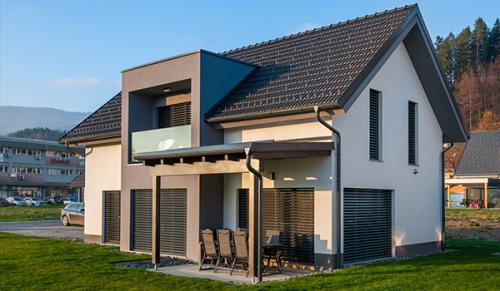 MANSARDNE IN PRITLIČNE MONTAŽNE HIŠE, BRUNARICE, ADAPTACIJE, MONTAŽNE HIŠE JAVUŠNIK, VUZENICA